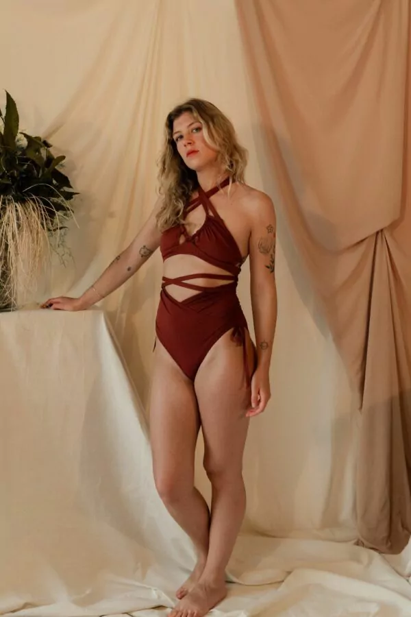 Femme debour portant un maillot de bain une pièce couleur terre de sienne de la marque Maison Finou