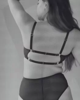 Femme portant un soutien gorge sur mesure en tulle stretch confortable pouvant s'ouvrir et se fermer au dos à l'aide de crochet bijoux. Le soutien gorge est réglable grâce à des réglettes épaules et dos